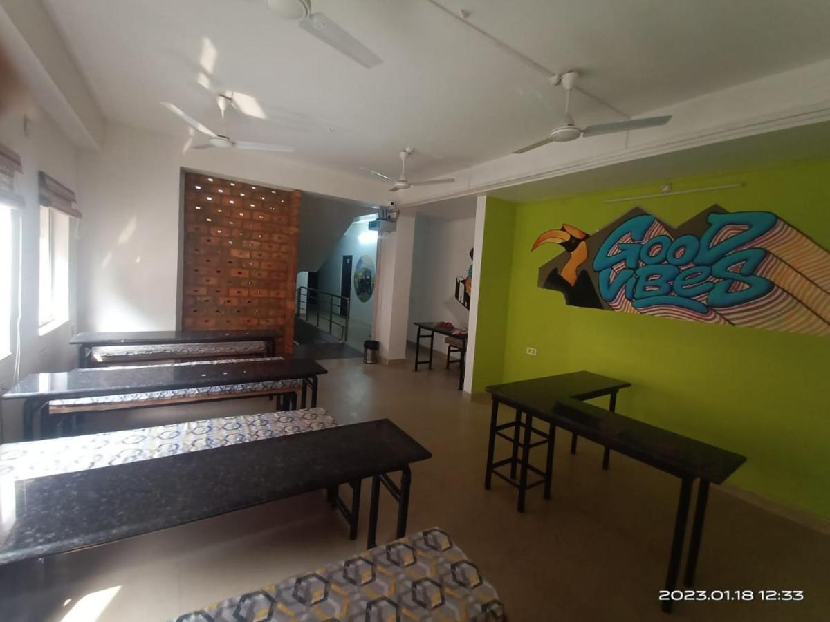 Travelers Hostel Гувахати Екстериор снимка